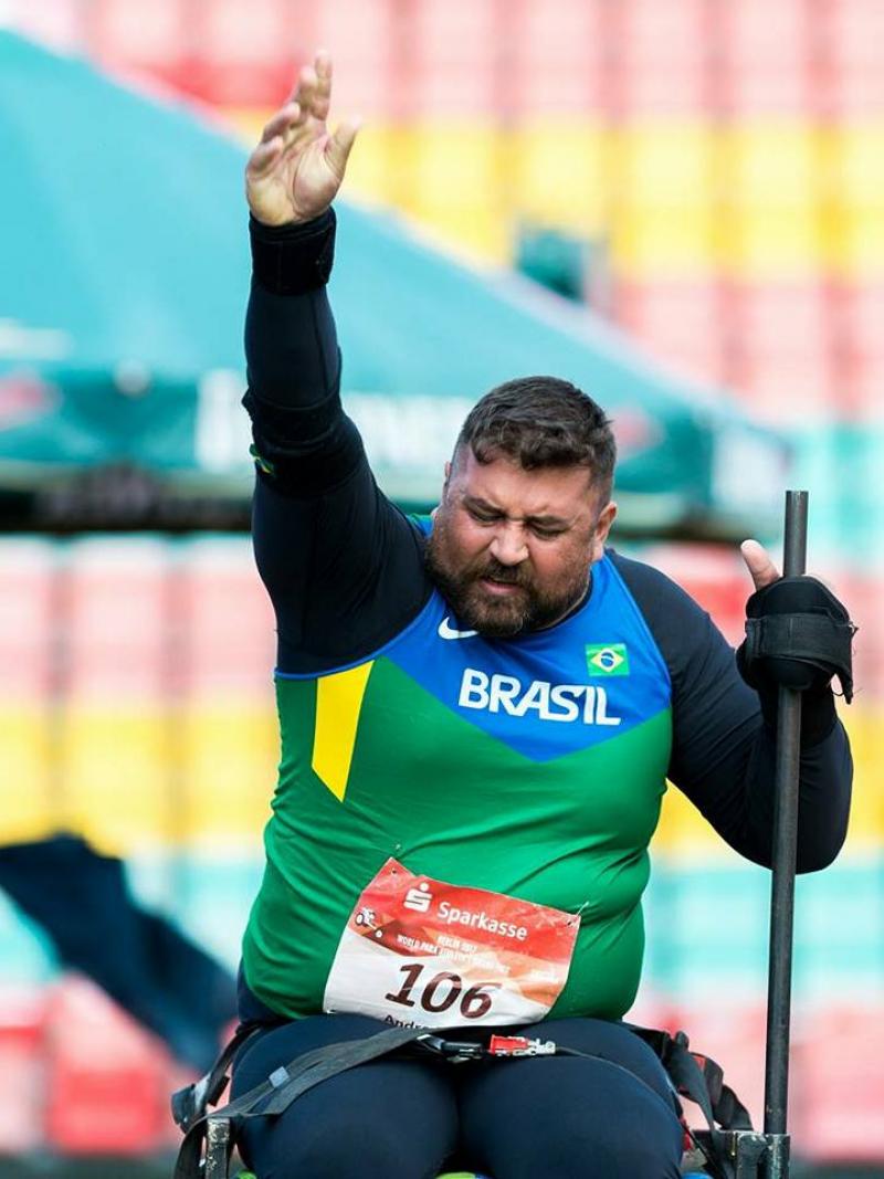 wheelchair athlete prepares to throw shot put