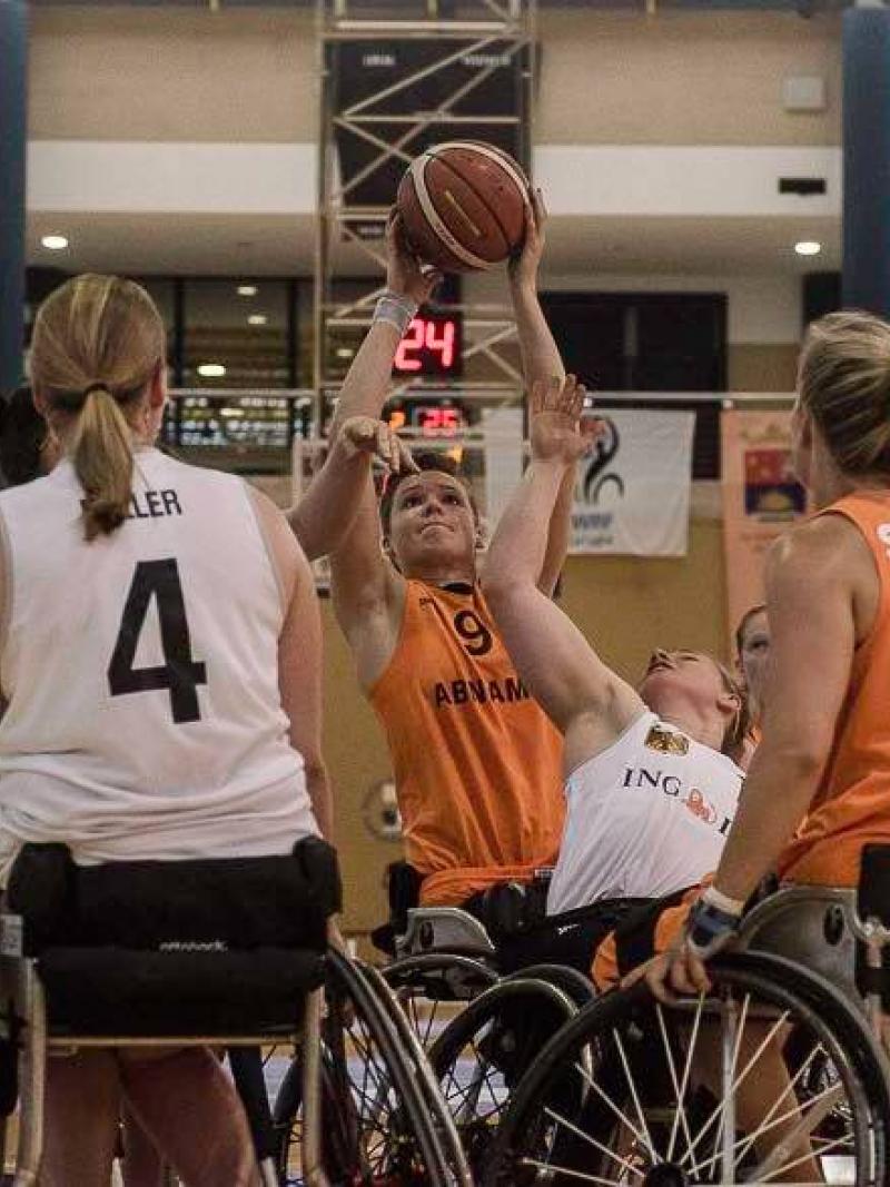 women in wheelchairs contest basketball