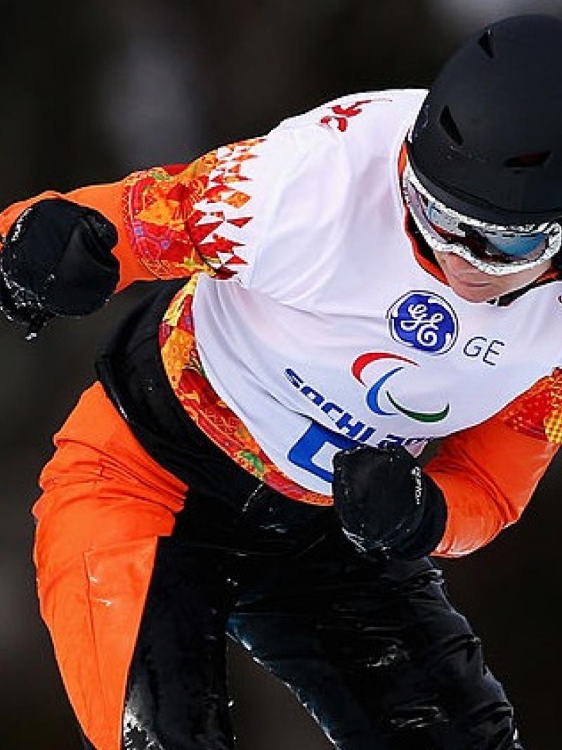 a female para snowboarder