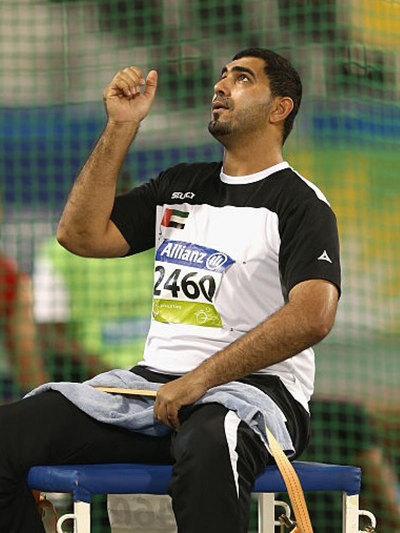 para discus athlete throws a discus