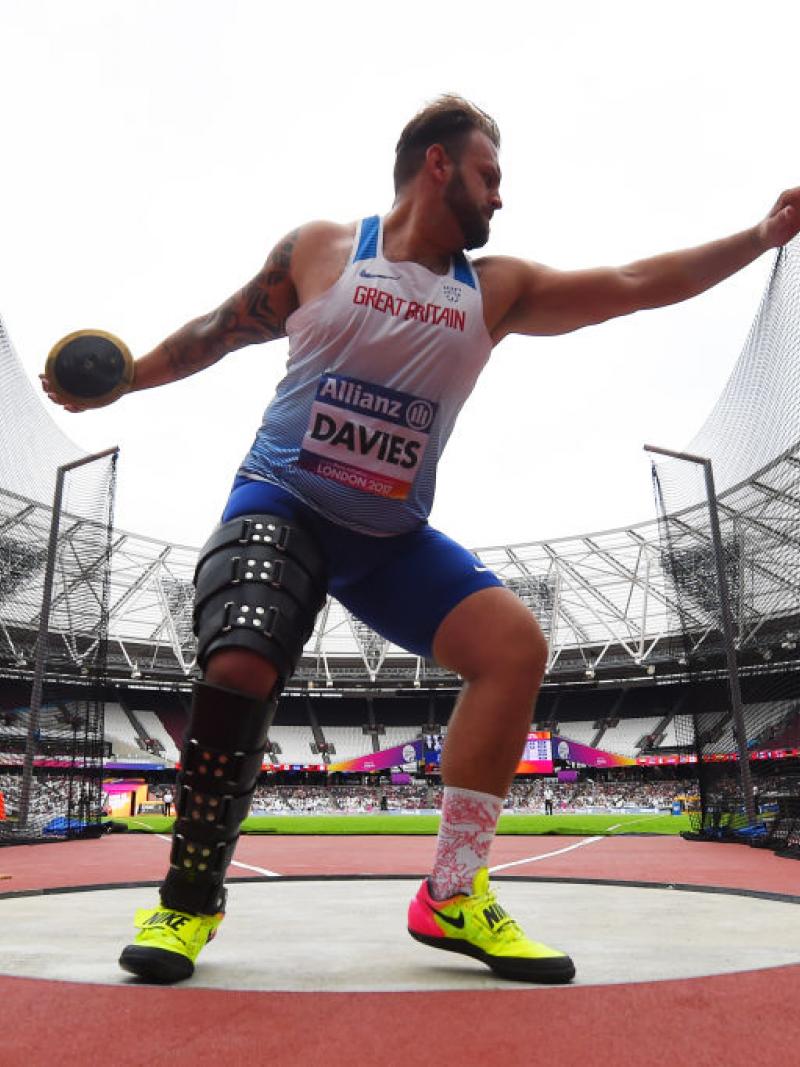 Man in discus cage throwing