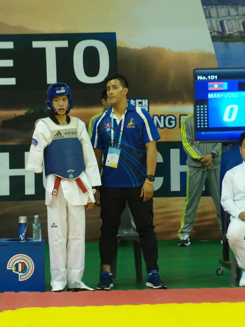 a para taekwondo fighter talks with his coach