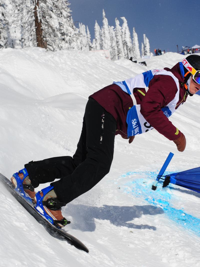 a female Para snowboarder