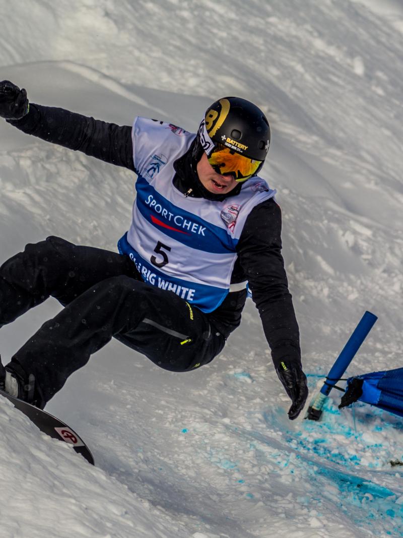 a male Para snowboarder