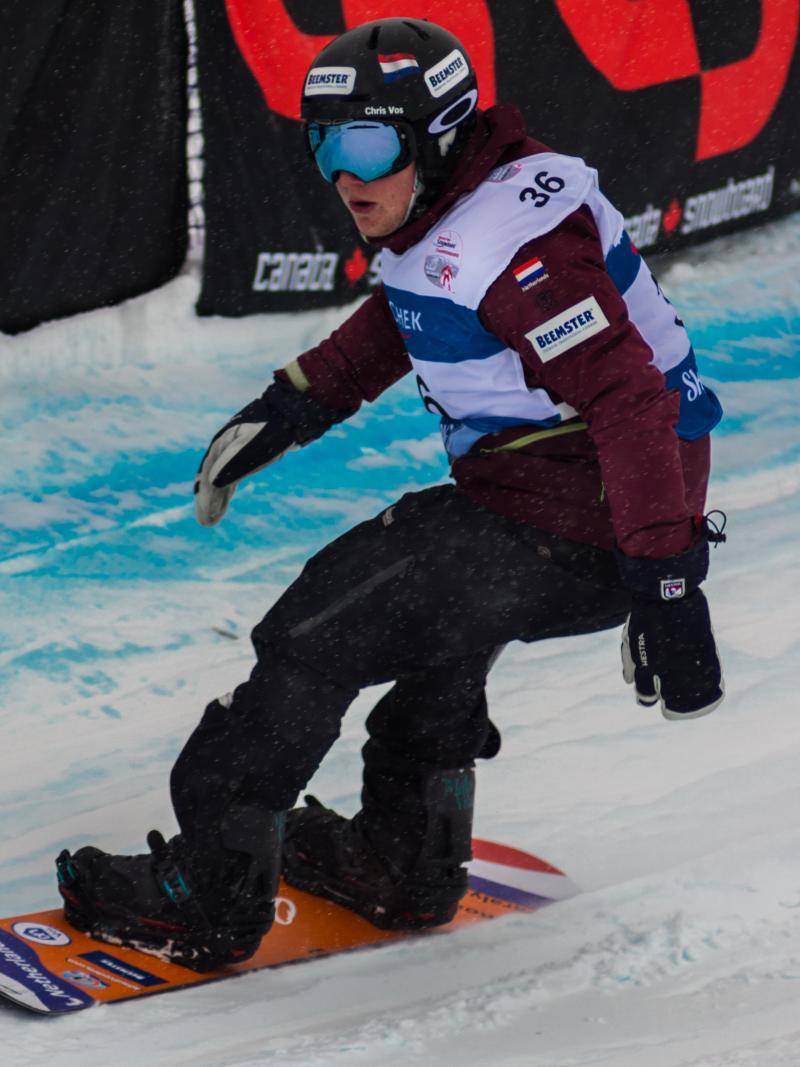 a male Para snowboarder