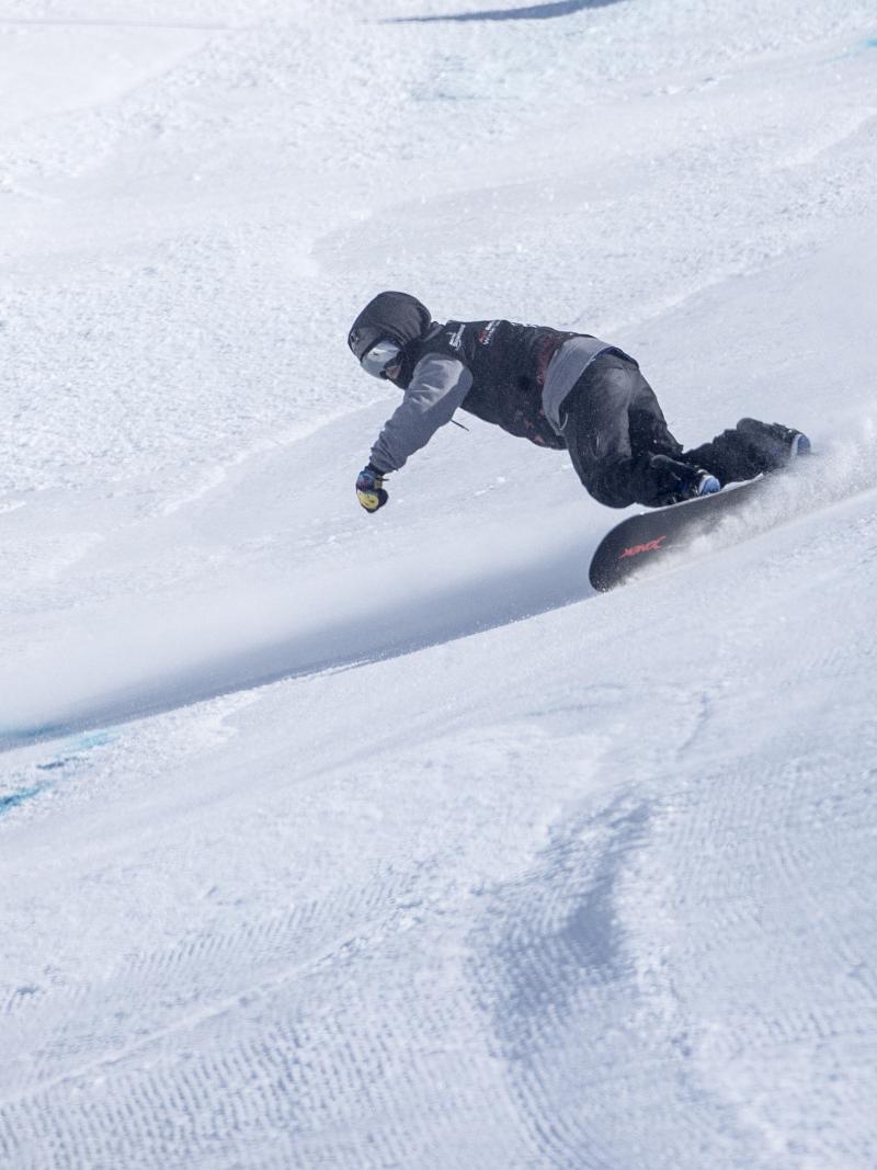 a male Para snowboarder