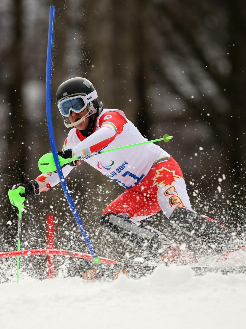 a male Para skier