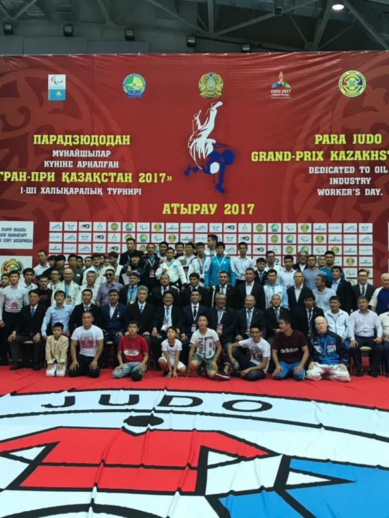 Group of people from a judo event pose for a photo