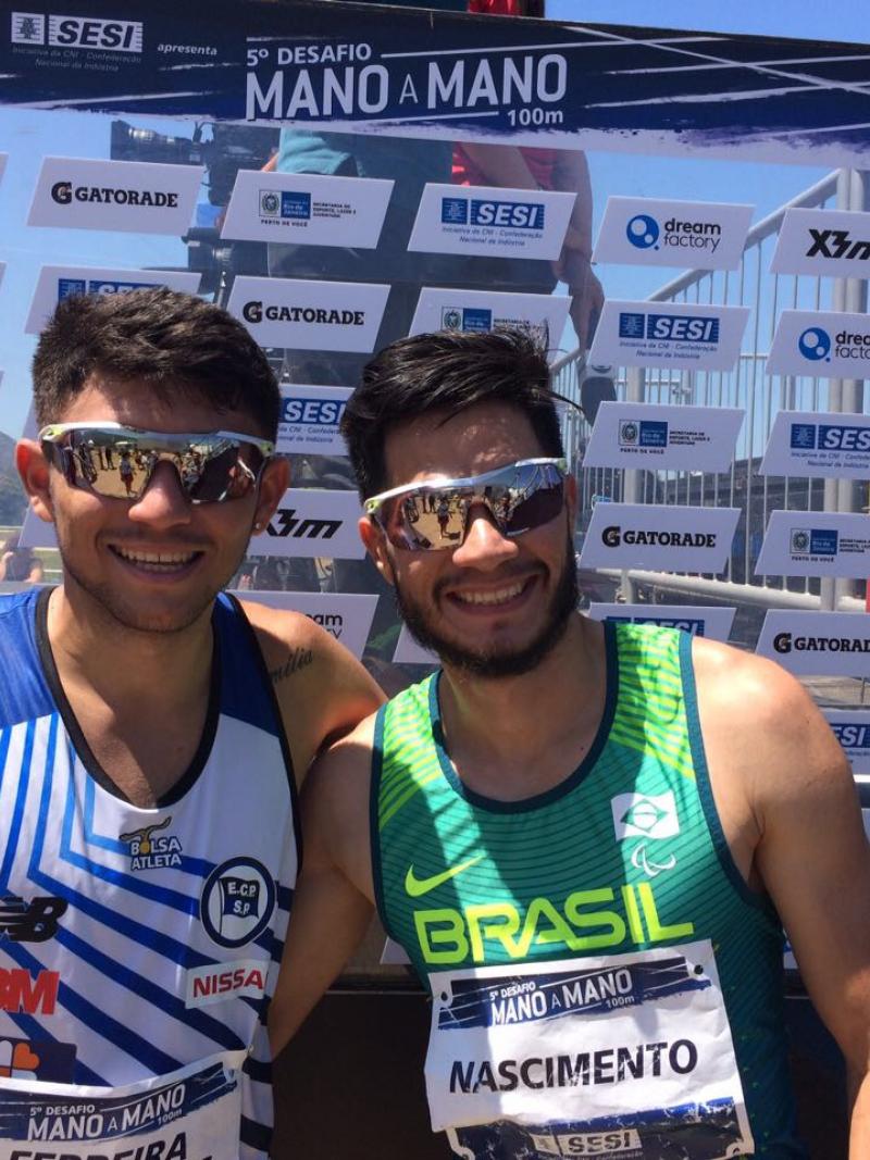 Two Brazilian para athletes smile with their arms around eachother