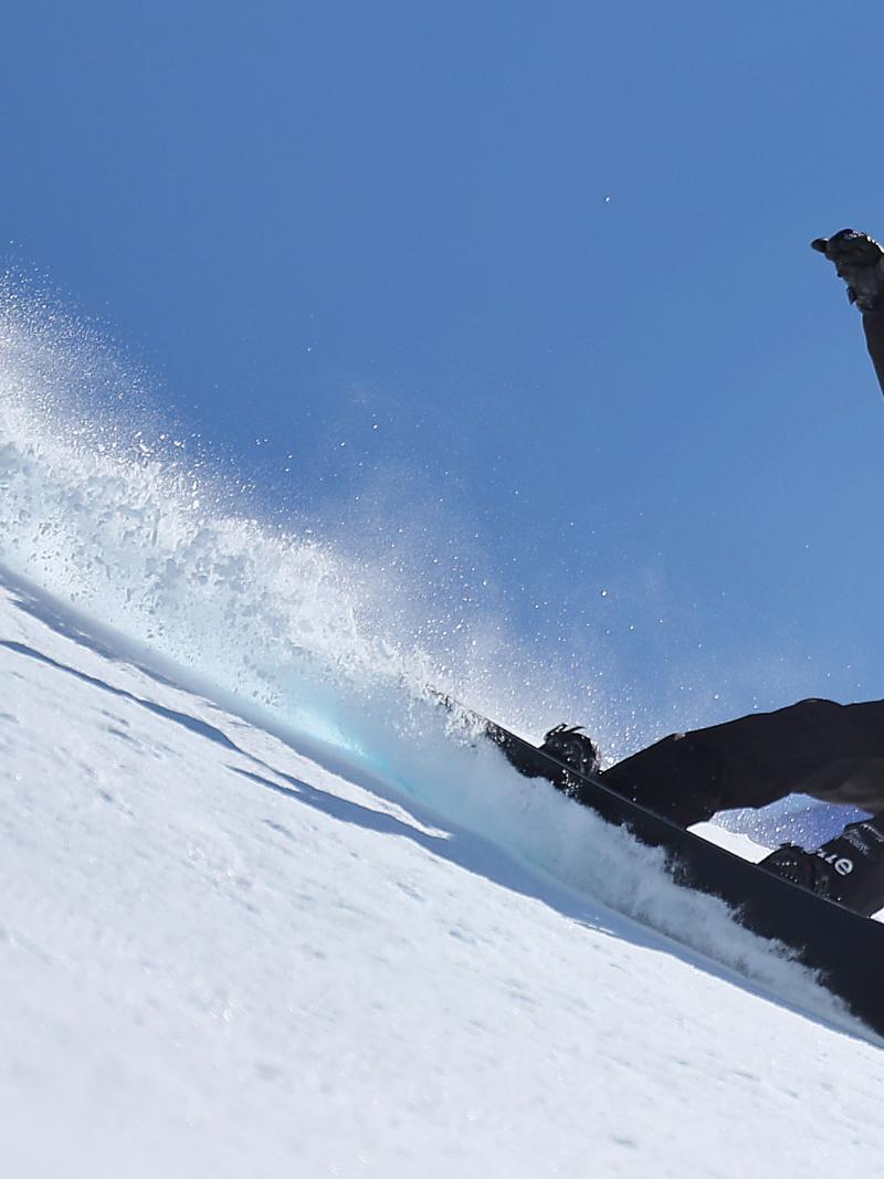 a male Para snowboarder