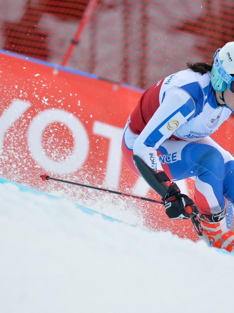a female Para alpine skier