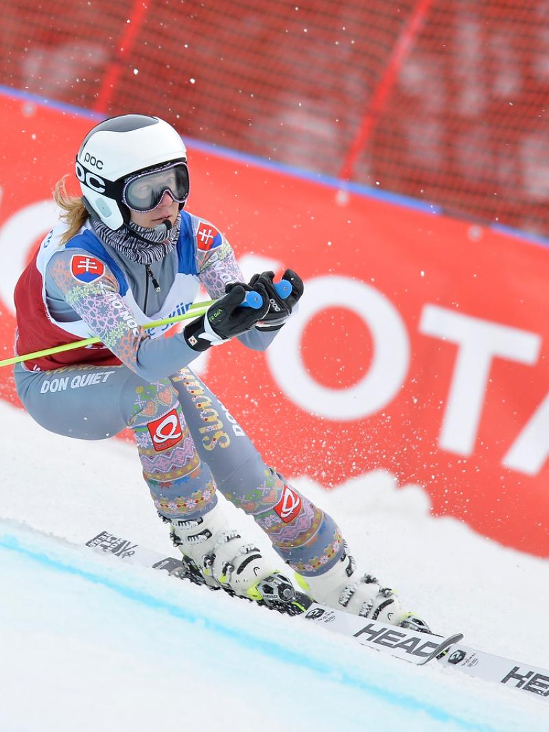 a female Para alpine skier in action