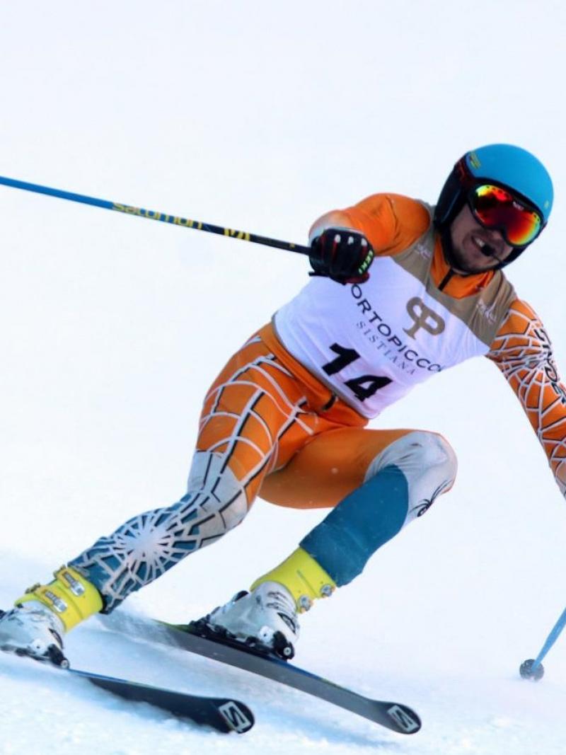 a male vision impaired skier coming down the slope