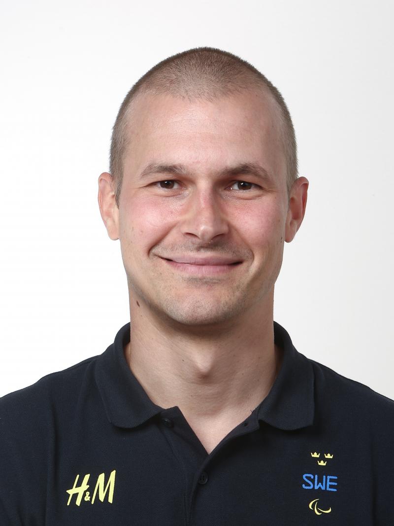 a male wheelchair curling player