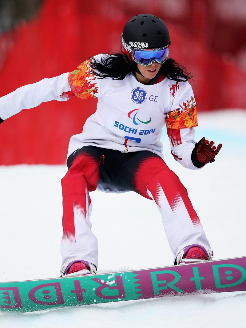 a female Para snowboarder