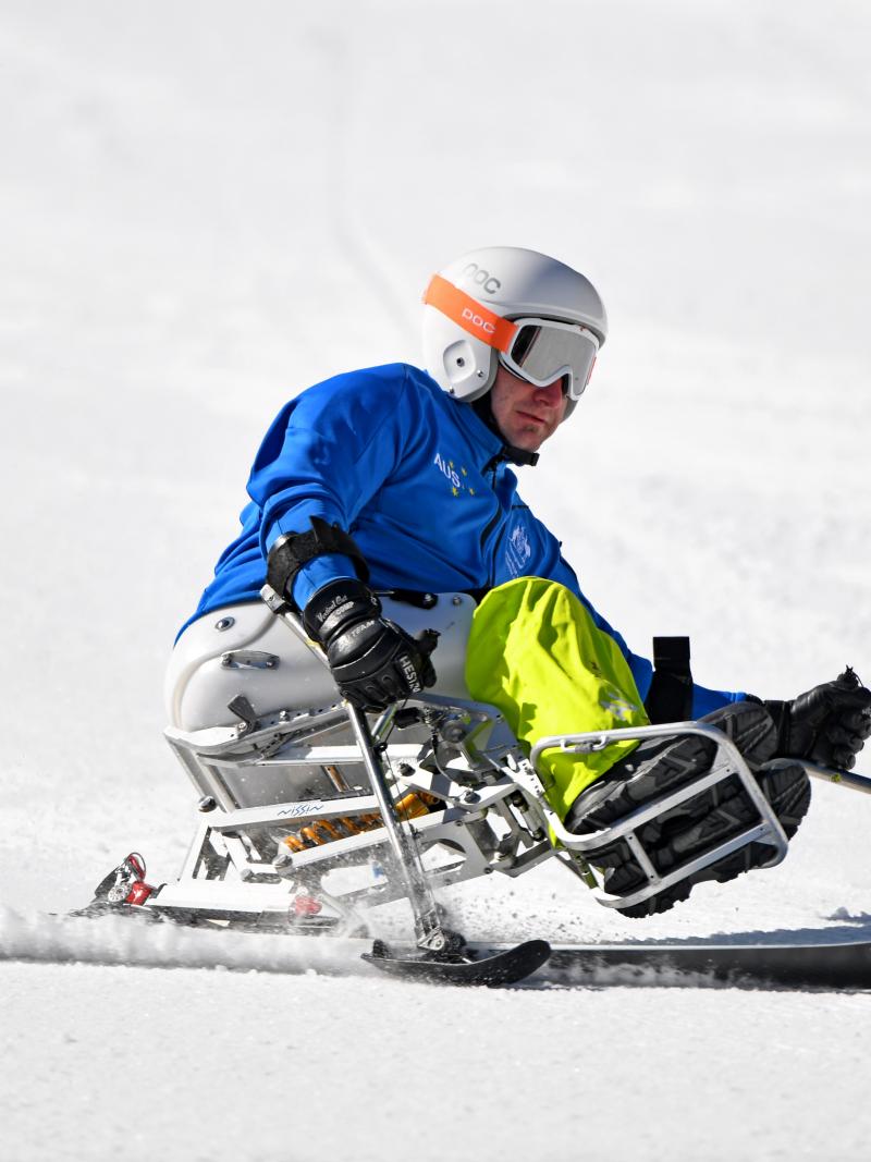 A male Para alpine skier
