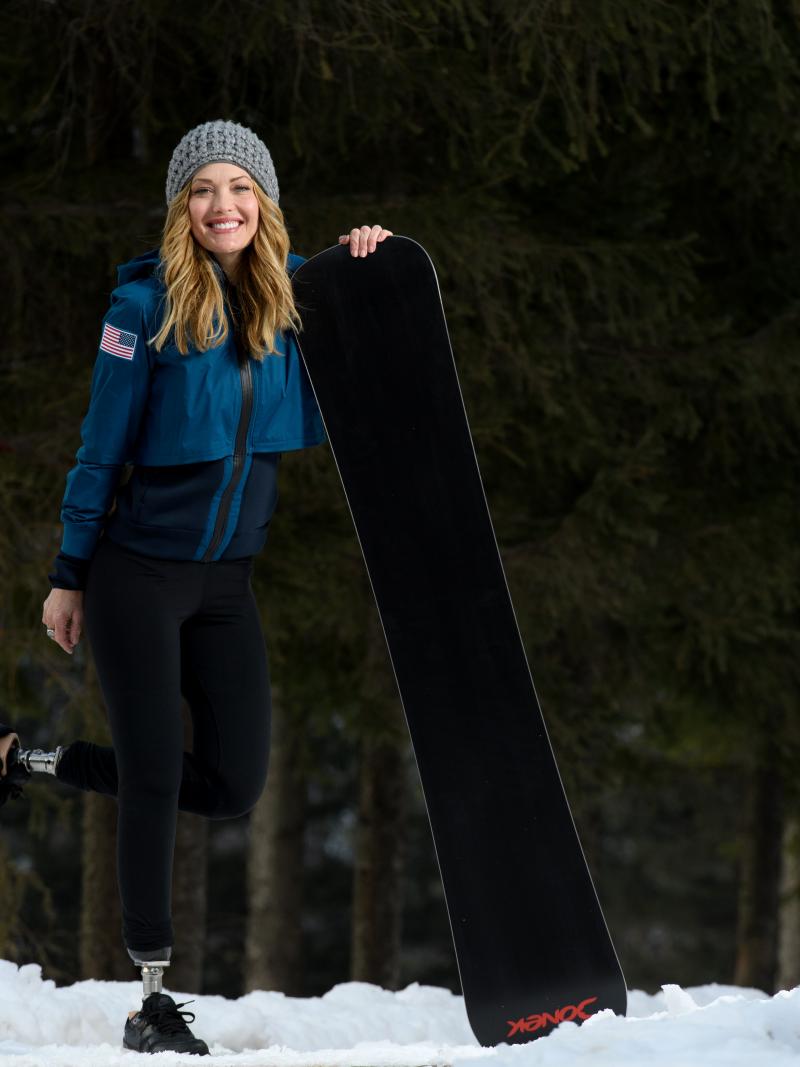 a female Para snowboarder