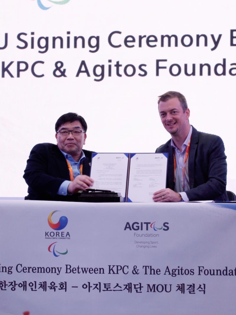 IPC President Andrew Parsons and KPC President Myungho sign Memorandum of Understanding at the Korea House