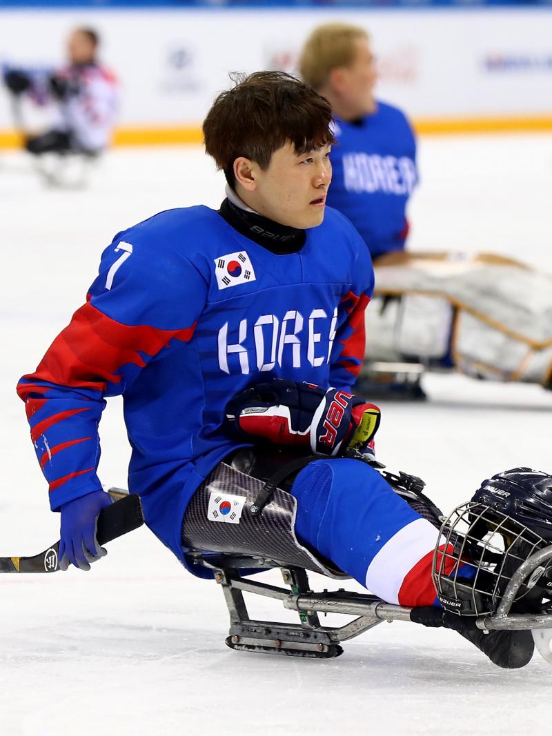 a male Para ice hockey player