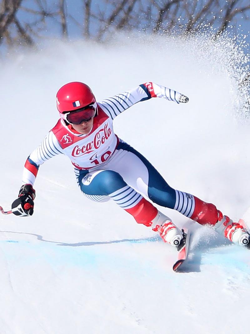a female Para alpine skier