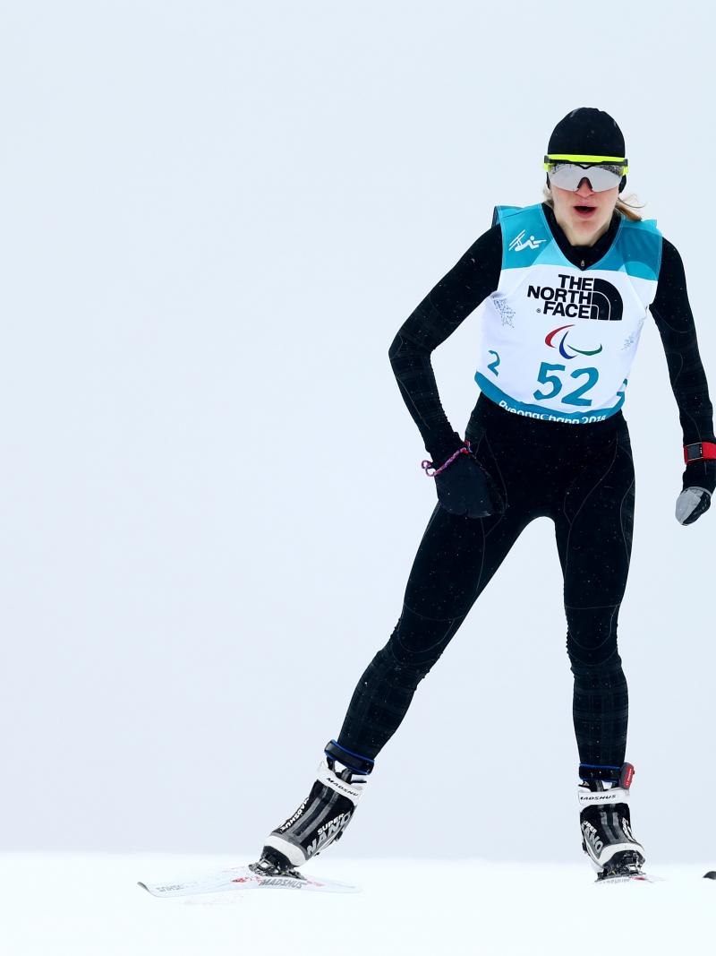 a female Para skier takes on the course