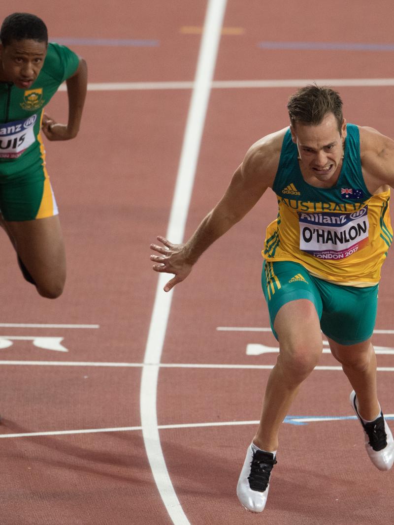 two Para sprinters dive for the line