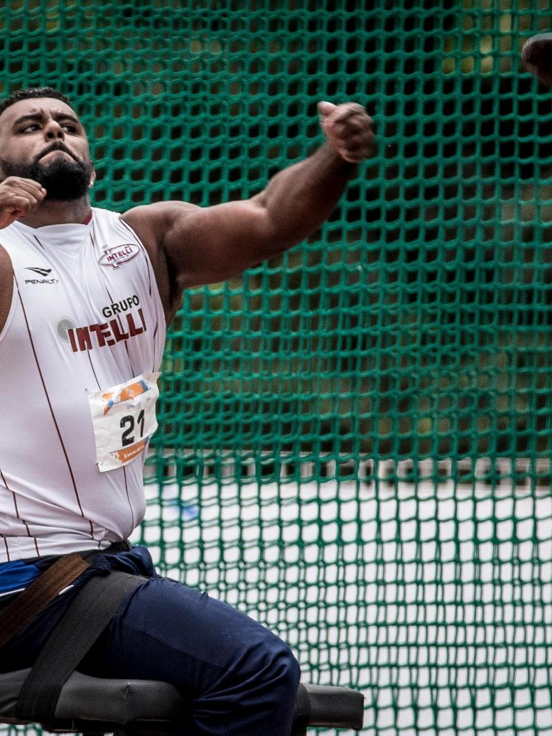 Athlete in a chair throws the discus