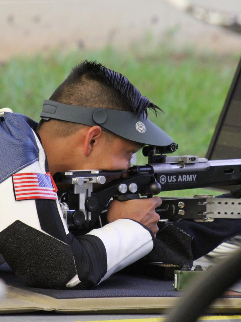 A male Para shooter
