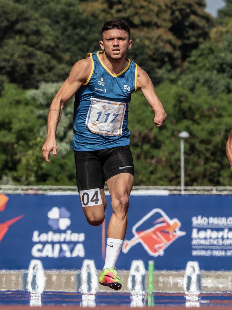 Petrucio Ferreira running in the 100m T47