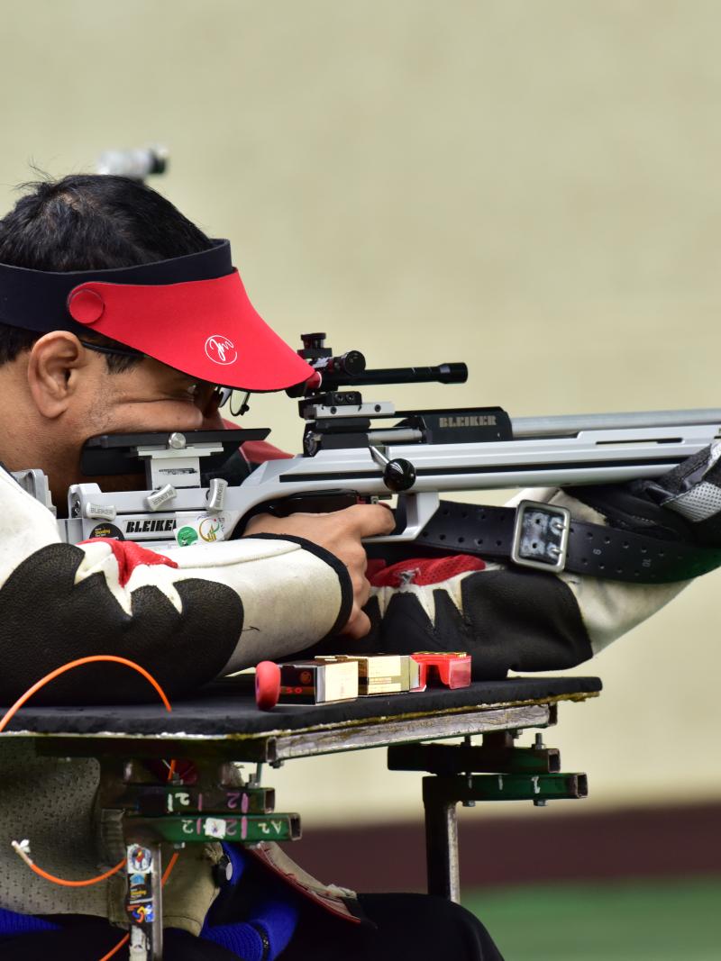 a male Para shooter lines up a shot