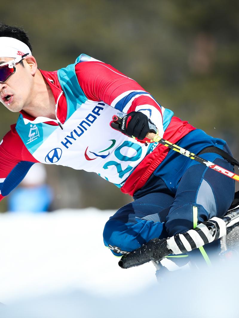 a male Para Nordic skier in action