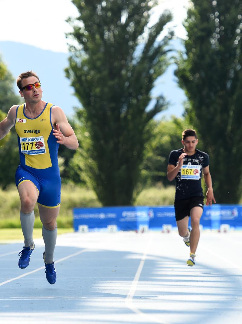 Photo of Per Jonsson running on the track
