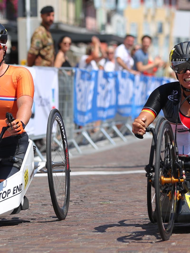 Andrea Eskau (right) and Laura De Vaan go head to head in road race at Maniago 2018