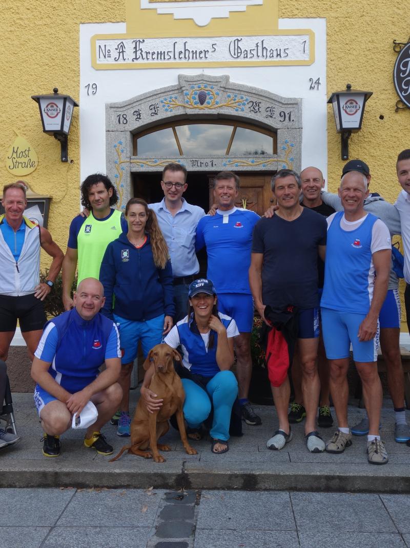 Group of rowers with and without an impairment pose for a photo