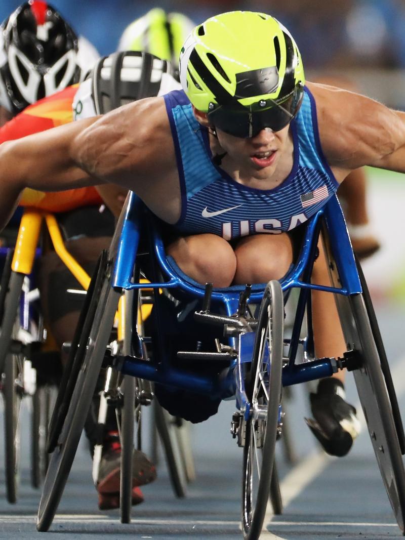 male wheelchair racer Daniel Romanchuk leading a group of other racers