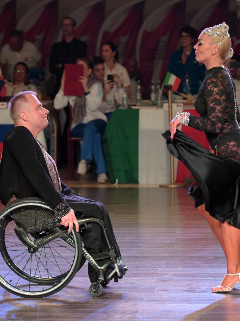 Polish dancers Nadine Kinczel and Pawel Karpinski competing