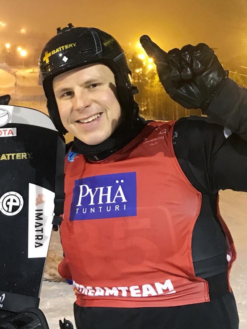 male Para snowboarder Matti Suur-Hamari gives a thumbs up to the camera
