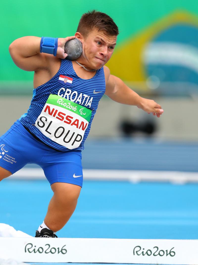 A short-stature competing in shot put