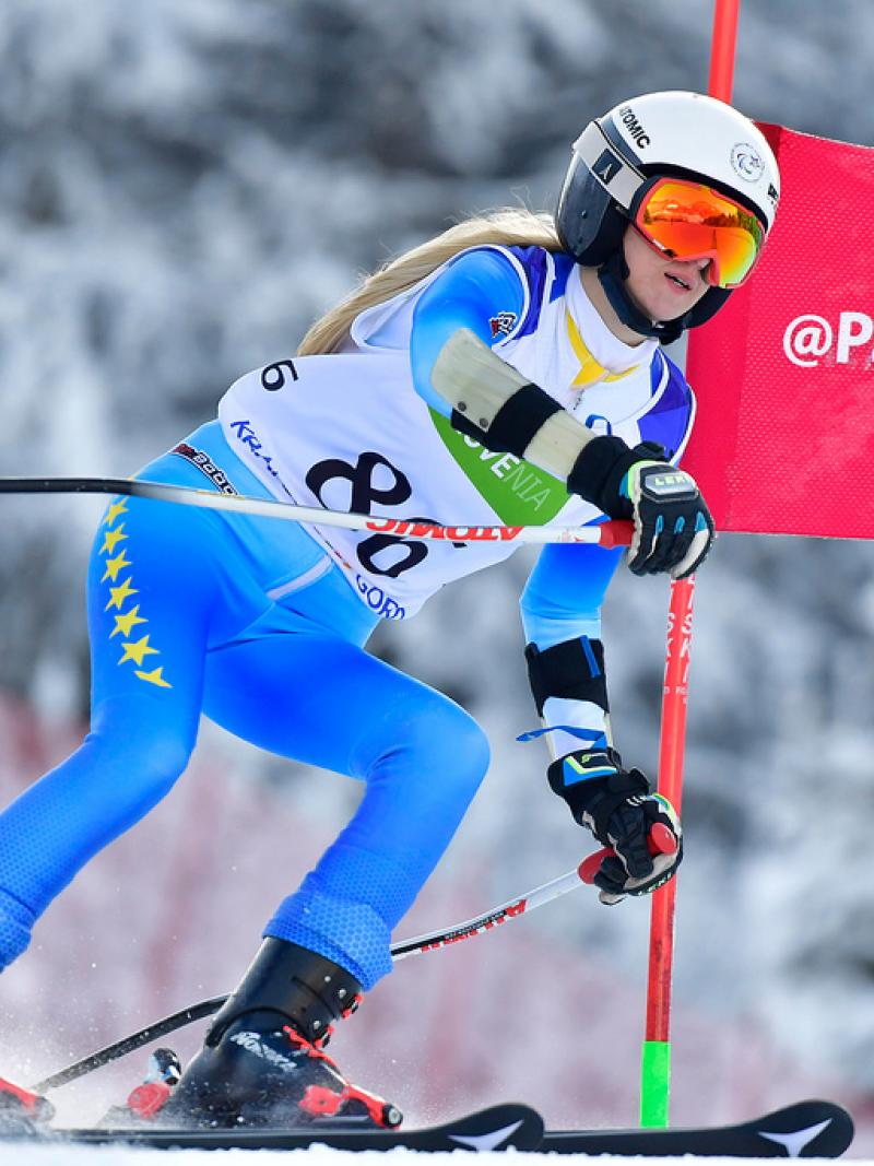 female Para alpine skier Ilma Kazazic skies round a gate