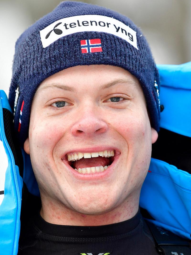 male Para alpine skier Jesper Pedersen smiles and gives a thumbs up to the camera