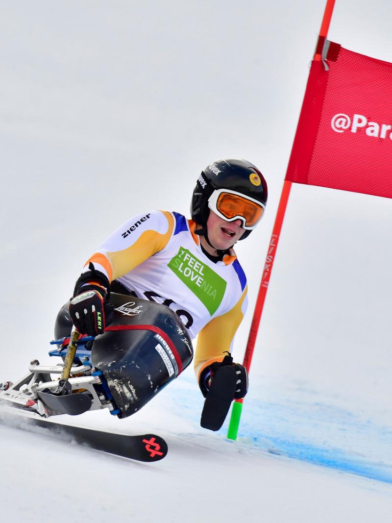 A male sit skierL