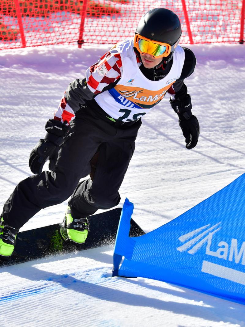 A Para snowboarder competing