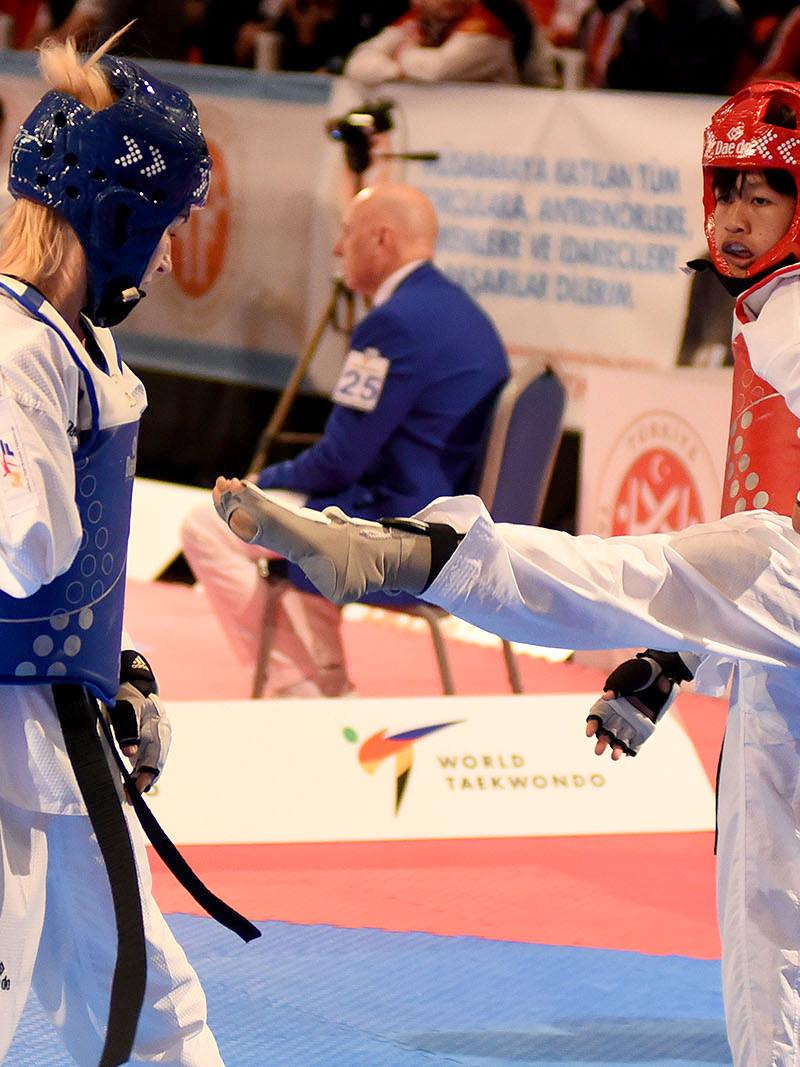 female Para taekwondo fighter Khwandusa Phuangkitcha kicks out towards another fighter