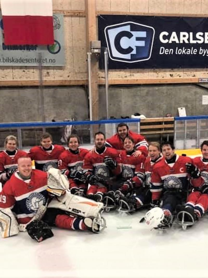 Norwya's Para ice hockey team posing for picture on the ice rink