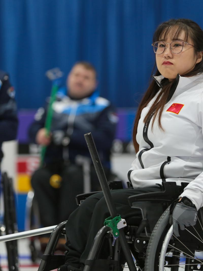 female wheelchair curler Zhou Yan on the ice