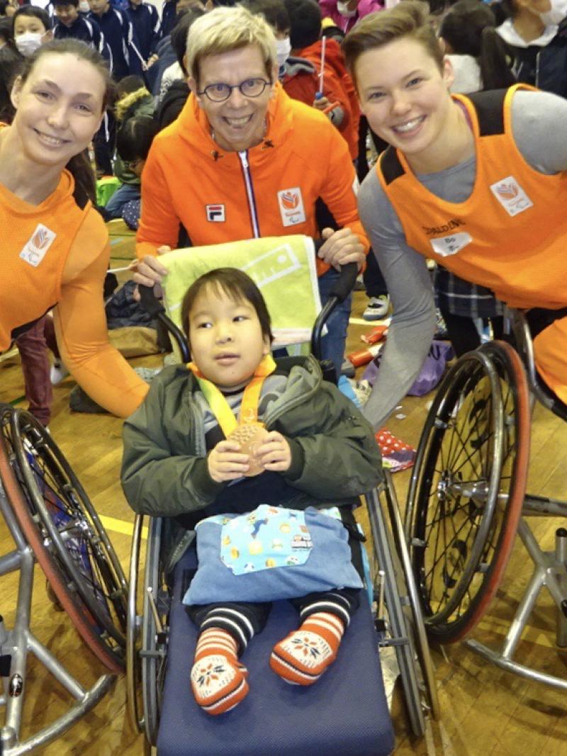 Three Dutch women pose in photo with Japanese kid