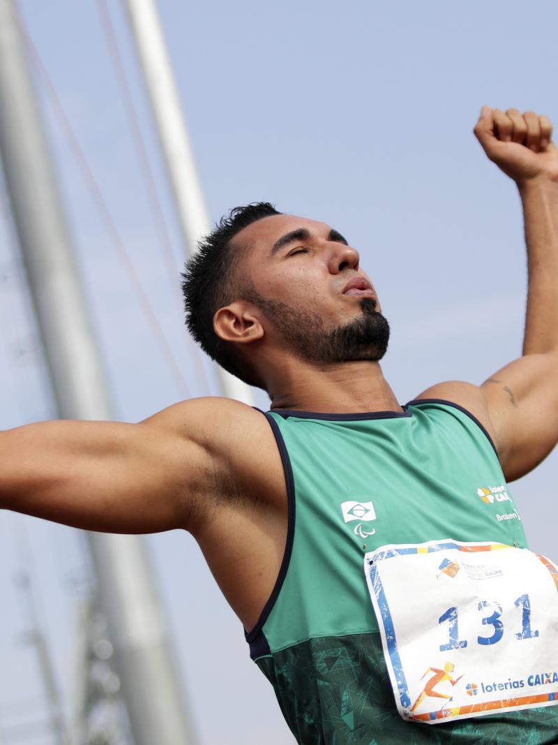 Cicero Nobre celebrates lifting his arms with his eyes close