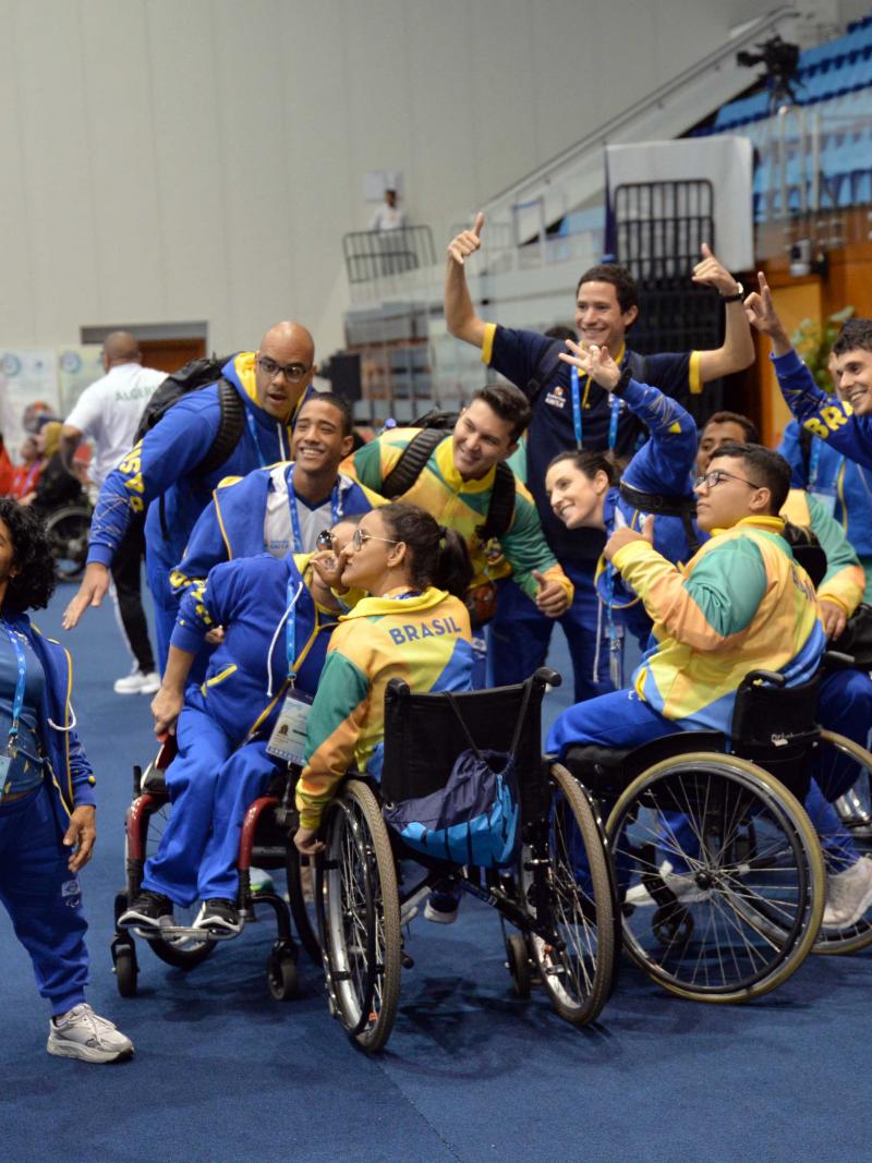 Brazilian powerlifting team takes a selfie photo