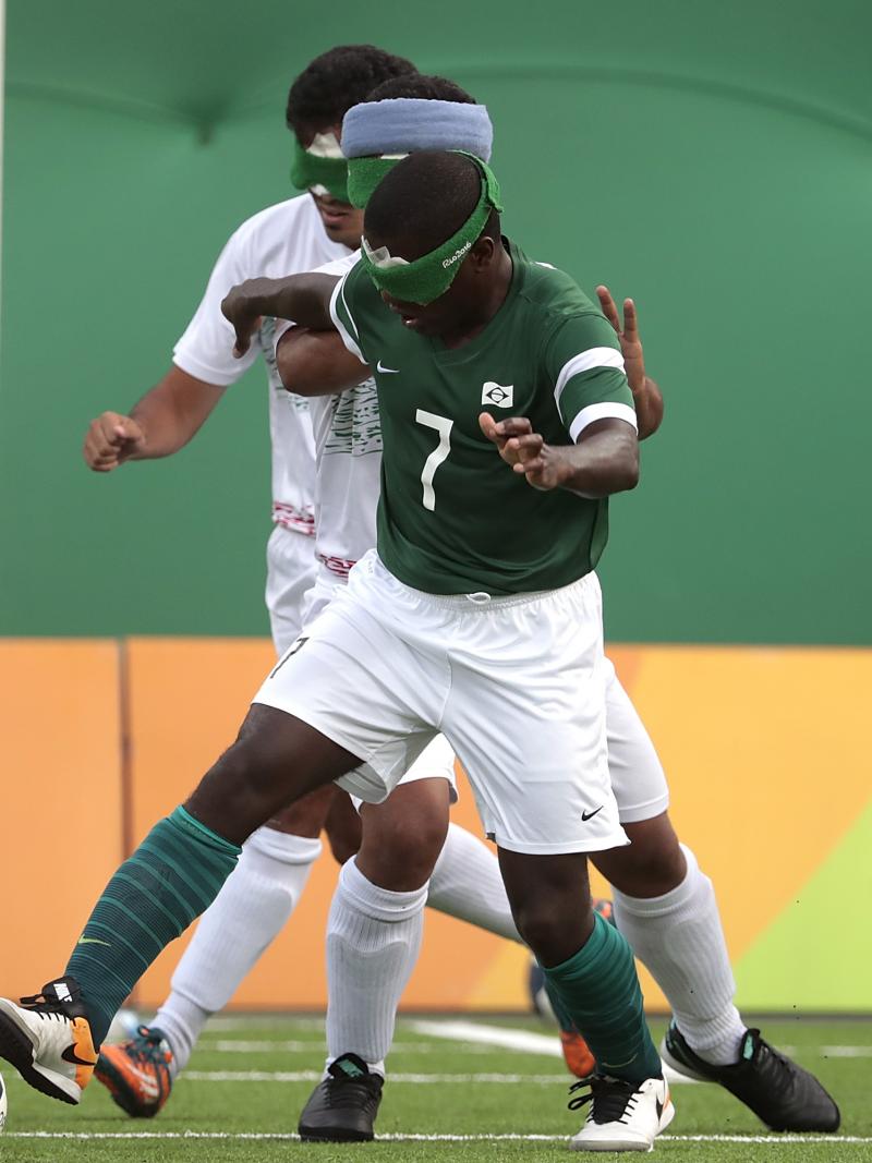 Jefinho controls the ball with two Iranian defenders chasing him
