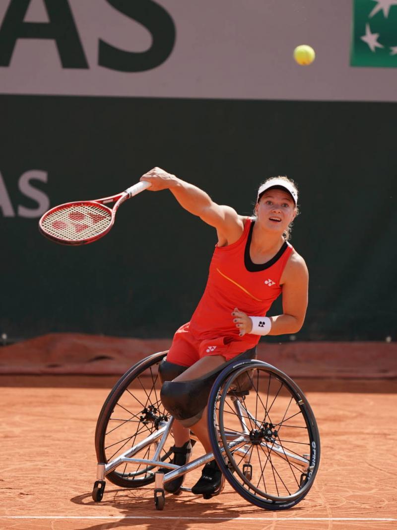 Diede de Groot serving